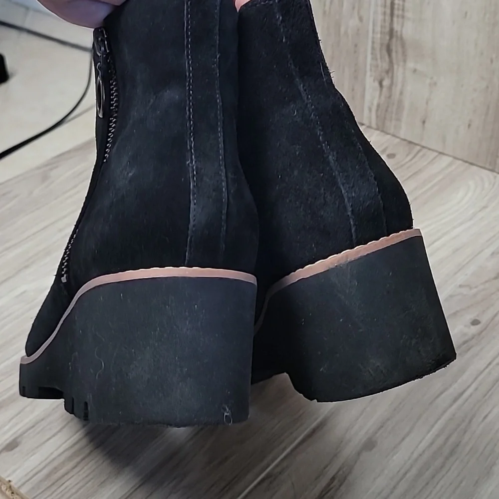 Vionic - Hazel Black Suede Wedge Boot